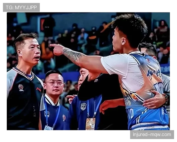 防守犯规的判罚标准:什么动作会被视为阻挡或冲撞违规